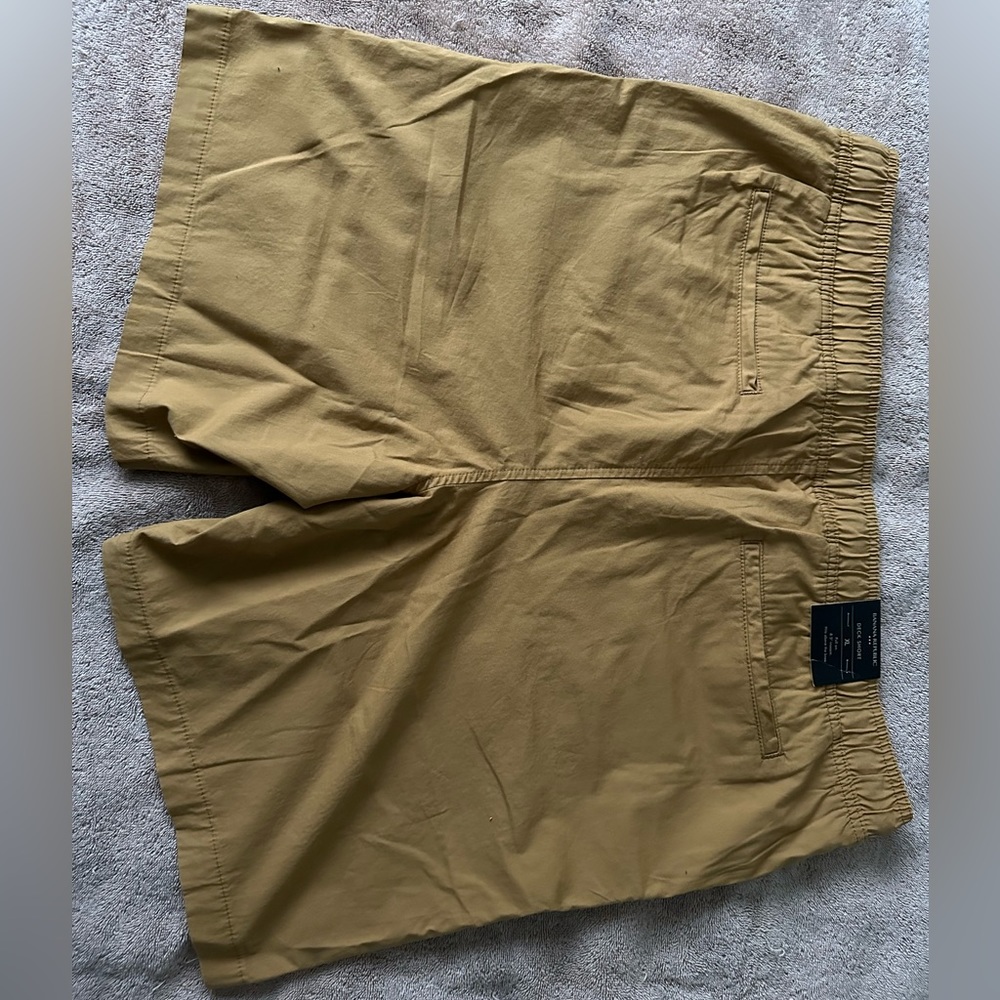 Banana Republic tan deck short